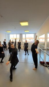 5328163624163415024 169x300