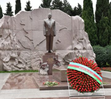 Heyder eliyevin mezari 900x675 2 360x320