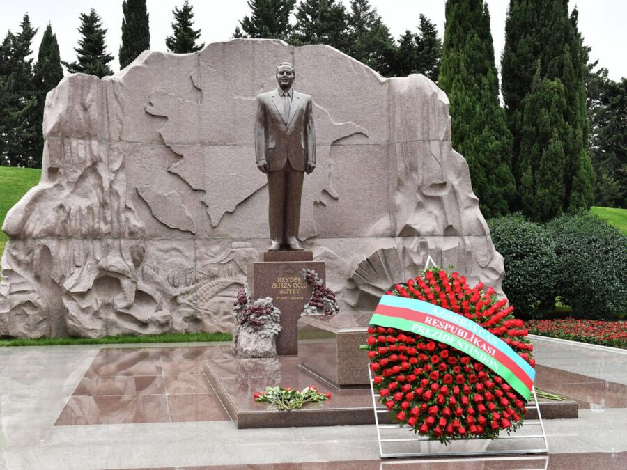Heyder eliyevin mezari 900x675 2